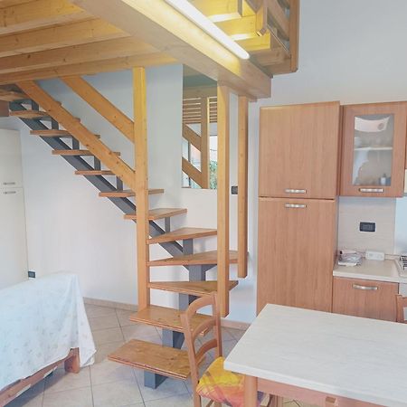 Moniga del Garda Appartamento In Piazza מראה חיצוני תמונה