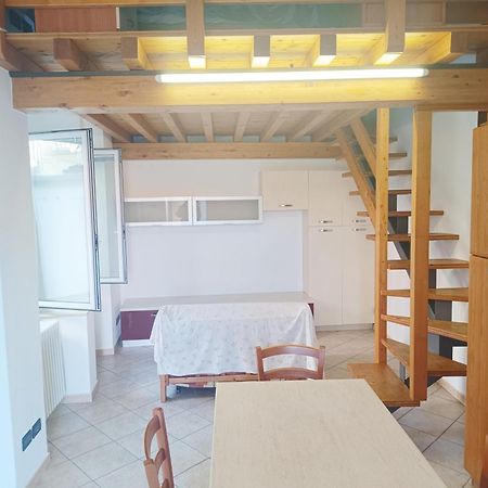 Moniga del Garda Appartamento In Piazza מראה חיצוני תמונה