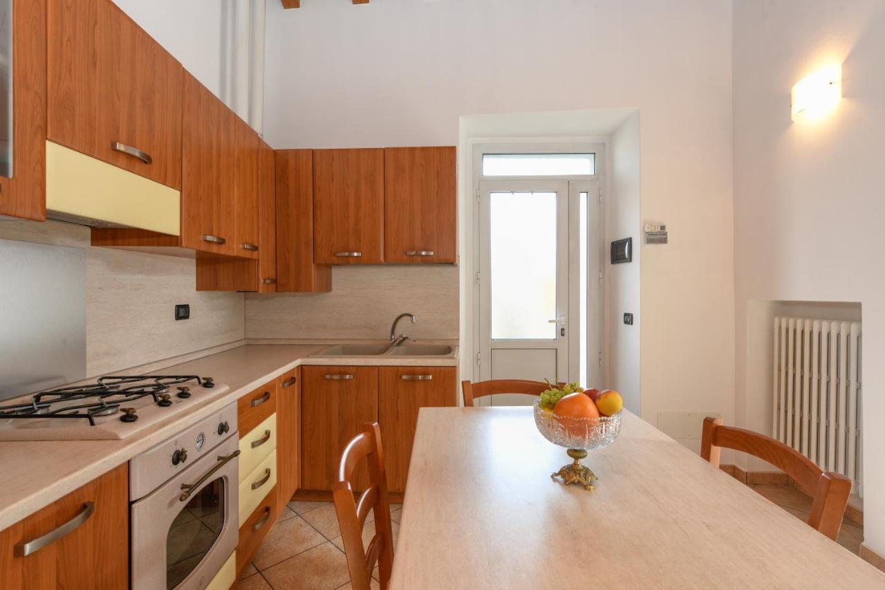Moniga del Garda Appartamento In Piazza מראה חיצוני תמונה