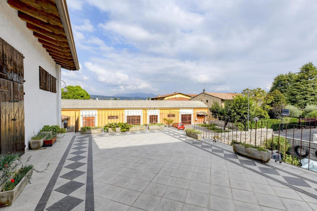 Moniga del Garda Appartamento In Piazza מראה חיצוני תמונה