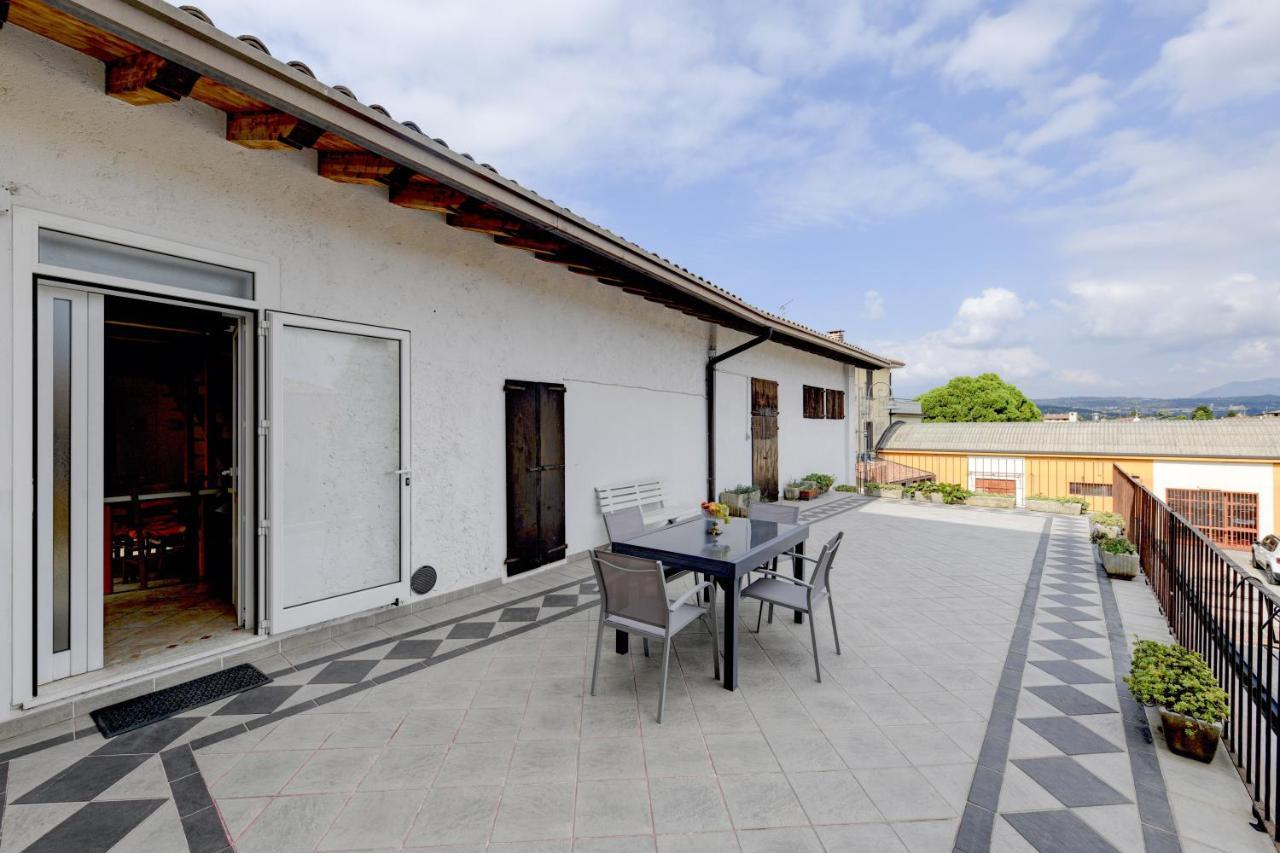Moniga del Garda Appartamento In Piazza מראה חיצוני תמונה