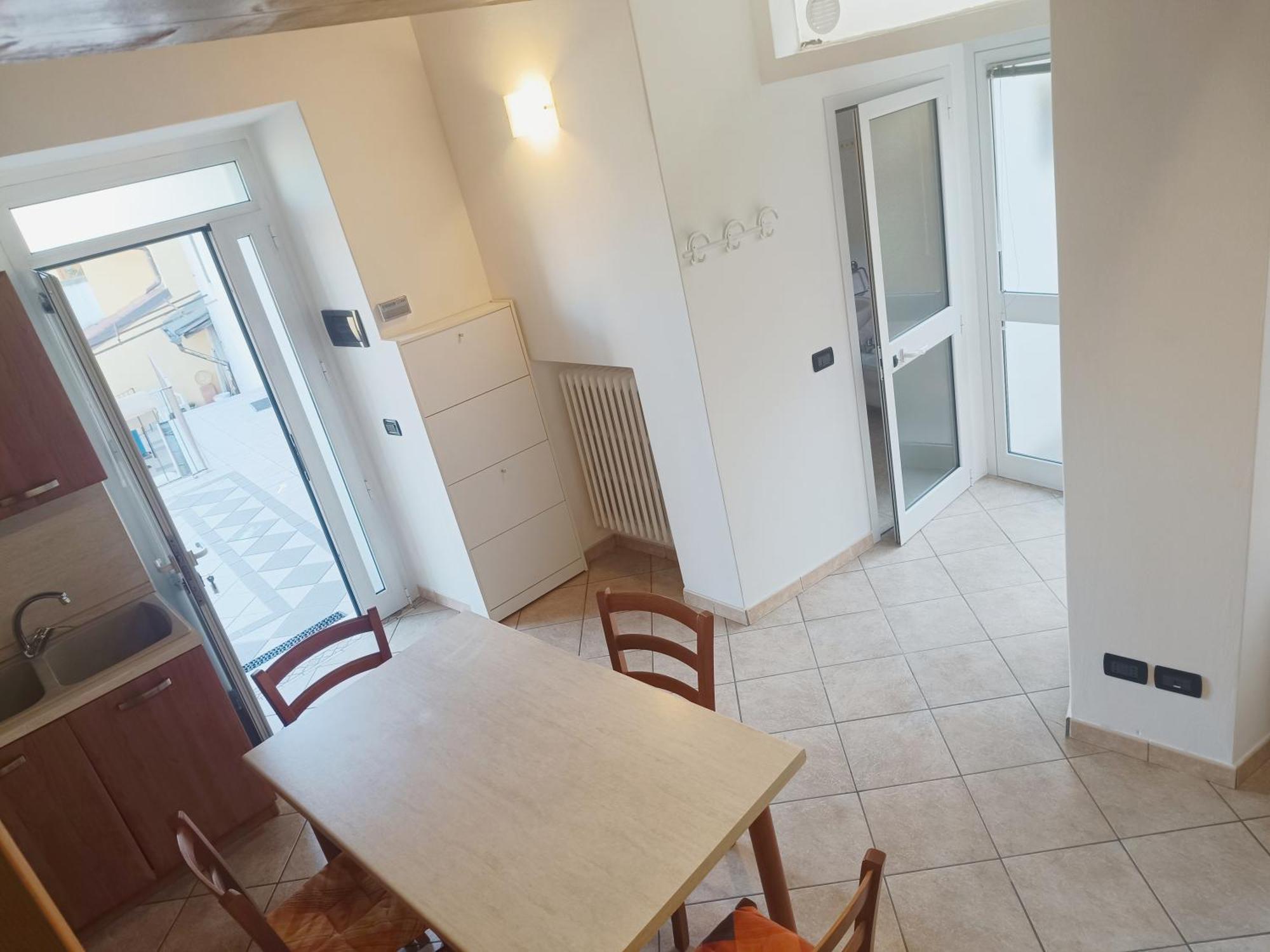 Moniga del Garda Appartamento In Piazza מראה חיצוני תמונה